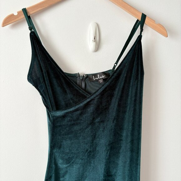 Elegant Green Velvet Dress - Picture 6 of 9